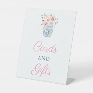 Romantische rosa Rosenkarten und Geschenke Brautpa Sockelschild