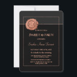 Romantische Rose Gold Glitzer Monogram SWEET 16 Einladung<br><div class="desc">Elegantes und romantisches Design mit gebürstetem Imitat goldener Glitzer-Kreis für Monogramm,  einem goldenen Rahmen in rechteckiger Rose und einer Linie,  die Schwarz von grauem Hintergrund trennt. Verwenden Sie das Tool Anpassen,  um Ihre Informationen hinzuzufügen,  Schriftart zu ändern,  ihre Farben. Siehe auch meine Rose Gold Glitzer Monogram Collection.</div>