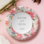 Romantische Rosen Pappteller<br><div class="desc">Dieses schöne Design zeichnet sich durch ein lebendiges rosa Rosa-Hintergrundmuster,  ein mittelgroßes Etikett mit goldenem Farbverlauf und bearbeitbare Textfelder aus.</div>