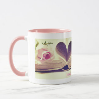 romantische Rosen träumen und Lesen rosa Tasse
