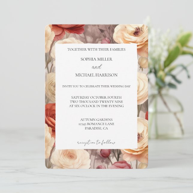 Romantische rote cremefarbene Blumenhochzeit Einladung (Stehend Vorderseite)