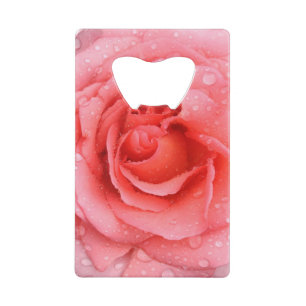 Romantische rote rosa Rosen-Wassertropfen Kreditkartenflaschenöffner
