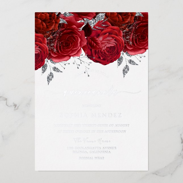 Romantische Rote Rose Quinceanera SIlver Folieneinladung (Vorderseite)