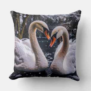 Romantische Schwäne im Winterwunderland Kissen