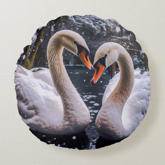Romantische Schwäne im Winterwunderland Rundes Kissen (Vorderseite)