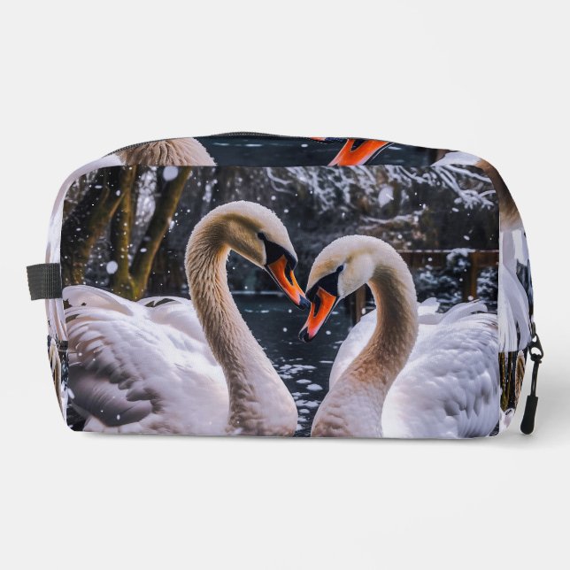 Romantische Schwäne im Winterwunderland Waschbeutel (Vorderseite)