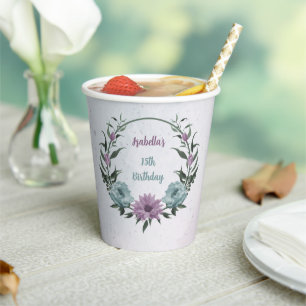 romantische staubige violette und blaue Blumen  Pappbecher