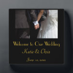 Romantische und elegante Wedding Couple Holding Ha Fotoplatte<br><div class="desc">Willkommen auf unserer Hochzeitskarte. Ein romantisches und elegantes Hochzeitsfoto eines Ehepaares mit Händen. Das Bild konzentriert sich auf die Paarhände,  die in der Liebe zusammengefangen sind,  während sie ihre extravagante Hochzeitskleidung tragen. Sie in ihrem Hochzeitskleid und er in seinem Tux. Personalisieren Sie Ihre eigenen Hochzeitsdetails.</div>