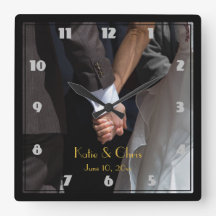 Romantische und elegante Wedding Couple Holding Ha