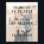 Romantische Verheiratete Couple Dates Picture Typo Poster<br><div class="desc">Dieses romantische, süße und einzigartige Plakatzeichen ist das ideale Geschenk für sich selbst oder ein nahes Paar. Es zeigt ein personalisierbares Foto des Paares mit einfacher und moderner Typografie, die die wichtigen Daten ihrer Beziehung zeigt. "Der erste Tag", "Der Tag, an dem sie sich kennenlernten", "Der Ja-Tag" (das Datum der...</div>