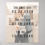 Romantische Verheiratete Couple Dates Picture Typo Poster<br><div class="desc">Dieses romantische, süße und einzigartige Plakatzeichen ist das ideale Geschenk für sich selbst oder ein nahes Paar. Es zeigt ein personalisierbares Foto des Paares mit einfacher und moderner Typografie, die die wichtigen Daten ihrer Beziehung zeigt. "Der erste Tag", "Der Tag, an dem sie sich kennenlernten", "Der Ja-Tag" (das Datum der...</div>