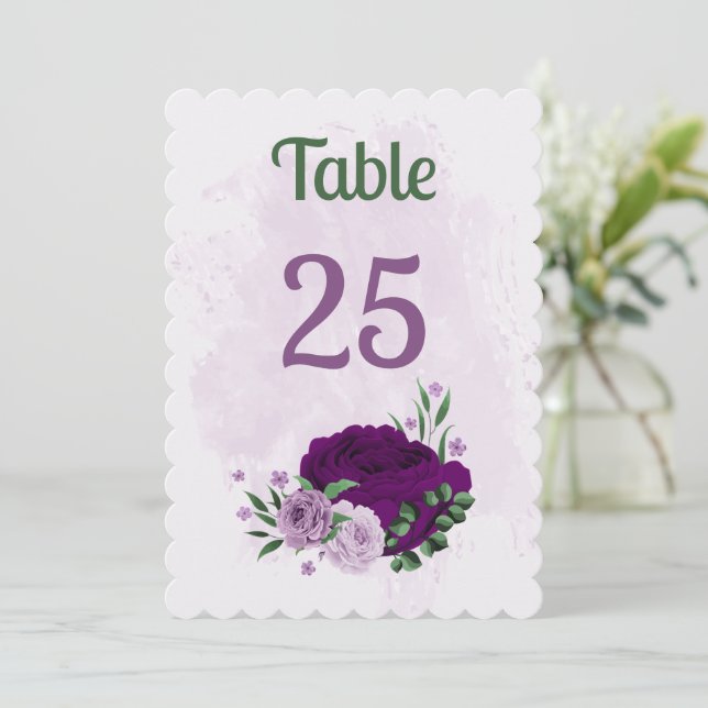 Romantische violette Blumen Grünkarte Tischnummer (Stehend Vorderseite)