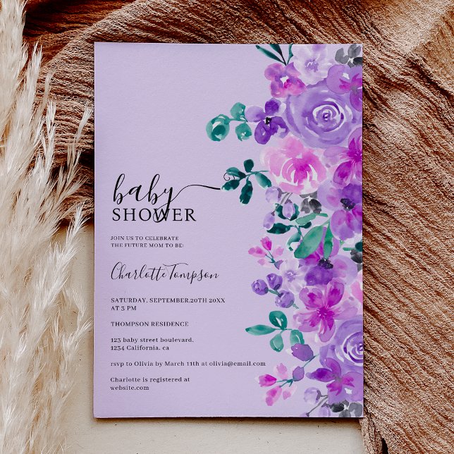 Romantische violette Blumen Lavendel Babydusche Einladung (Romantic purple flowers lavender baby shower invitation on purple)