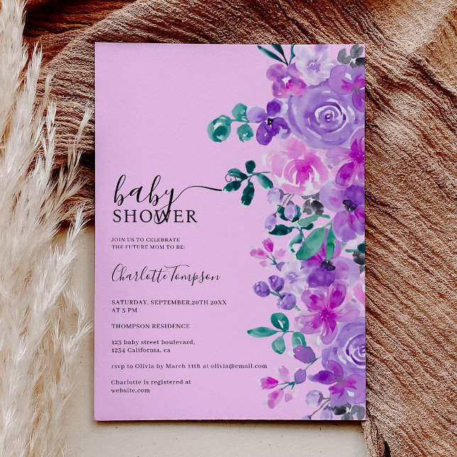 Romantische violette Blumen Lavendel Babydusche Einladung (Romantic purple flowers lavender baby shower invitation on light pink)