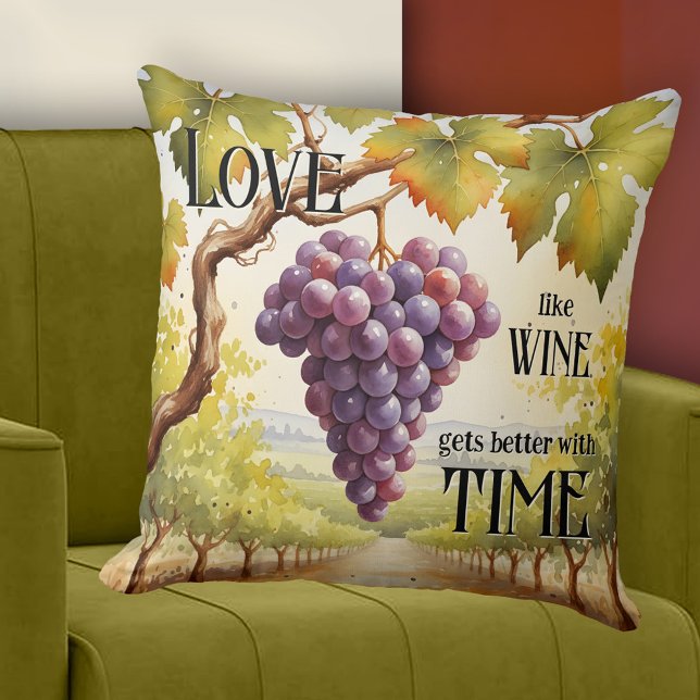Romantische Wasserfarbe Weinkultur und Erde Kissen (Romantic pillow featuring a watercolor painting of grapes in a vineyard. With custom funny quote)