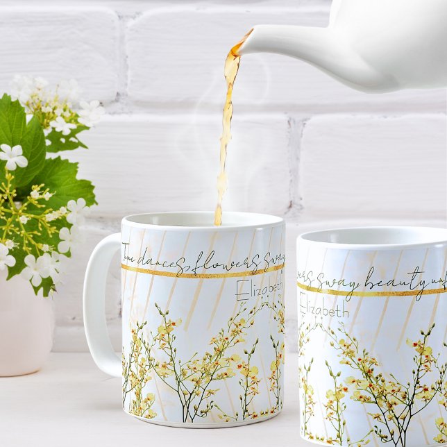 Romantische weiße goldgelbe und gelbe Blumen Zitat Kaffeetasse (Von Creator hochgeladen)