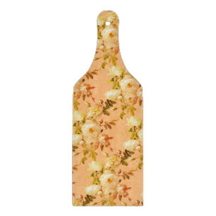 Romantische weiße Rosen auf Orange Schneidebrett