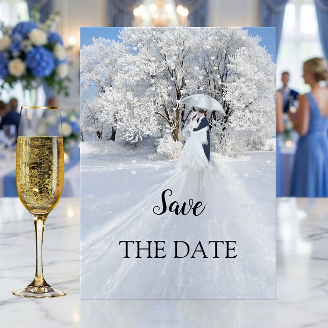 Romantische Winterwonderland Save the Date Karte (Winter wedding Save the Date card featuring a painting of a winter wonderland scene with a couple)