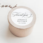 Romantische Wirble Kalligraphie Hochzeit Vielen Da Runder Aufkleber<br><div class="desc">Schwarz-Weiß-Dankeschön an Sie Hochzeitsaufkleber mit eleganter und romantischer Wirbler Kalligraphie-Schrift mit Ihren Namen. Für eine weiter gehende Anpassung dieses Designs klicken Sie bitte auf den BUTTON BLAU DESIGN TOOL oben!</div>