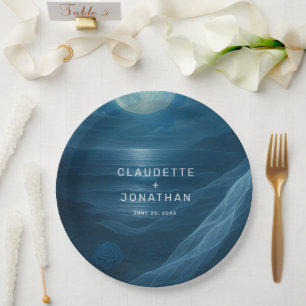 Romantischer blauer mondbeschienener Strand mit be Pappteller