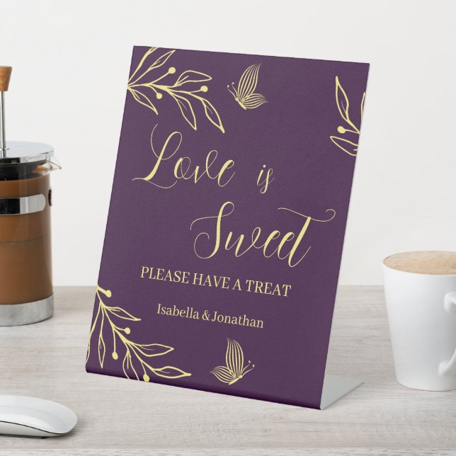 Romantischer lila Hochzeitstisch mit Goldblüte Lec Sockelschild (In SItu)