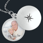 Romantischer Paar-Skript-Überlagerungs-FotoLocket Medaillon<br><div class="desc">Schöner Sterlingsilber Locket für Ihr geliebtes, das Sie mit Ihrem LieblingsFoto personifizieren können. Die romantische Benennung liest "mein nur" und erscheint über Ihrem Foto als schwarzer Text, der in der modernen Skripttypographie überlagert wird. Ein reizendes Andenken für einen Jahrestag, eine Verlobung oder einen besonderen Anlass der silbernen Hochzeit. Grasen Sie...</div>