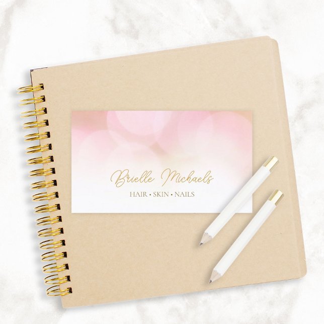 Romantischer Rosa Bokeh Gold Script Schönheitssalo Visitenkarte (Romantic Pink Bokeh Gold Script Beauty Salon Business Cards)