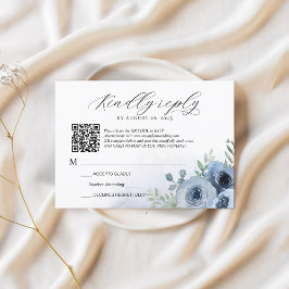 Romantischer Script Dusty Blue Floral QR Code Hoch RSVP Karte