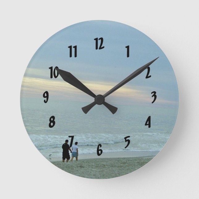 Romantischer Spaziergang am Strand Runde Wanduhr (Vorderseite)