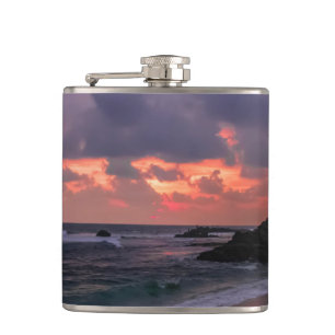 Romantischer Strand in Dusk Flachmann