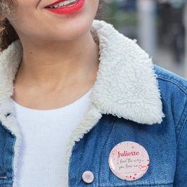 Romantischer Valentinstag zwischen Rosa und Rotem Button