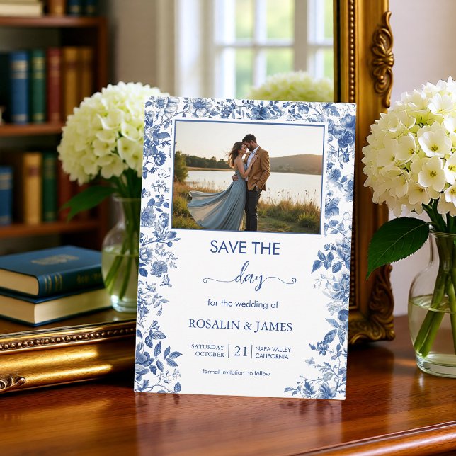 Romantischer verstaubter blauer Toile-Blumen-Foto Save The Date (Romantic Dusty Blue Toile Floral Photo Save The Date)
