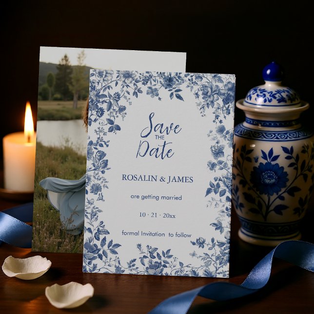 Romantischer verstaubter blauer Toile-Blumenstoff  Save The Date (Romantic Dusty Blue Toile Floral with Photo Save The Date)