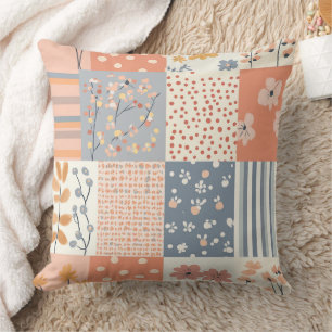Romantisches Blumenpatchwork in Rosenrot und Elfen Kissen