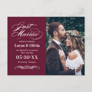 Romantisches Burgund-Just-Married-Foto Ankündigungspostkarte