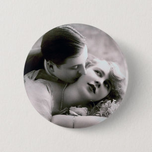 Romantisches Couple Vintag Retro Foto Elegante Lie Button