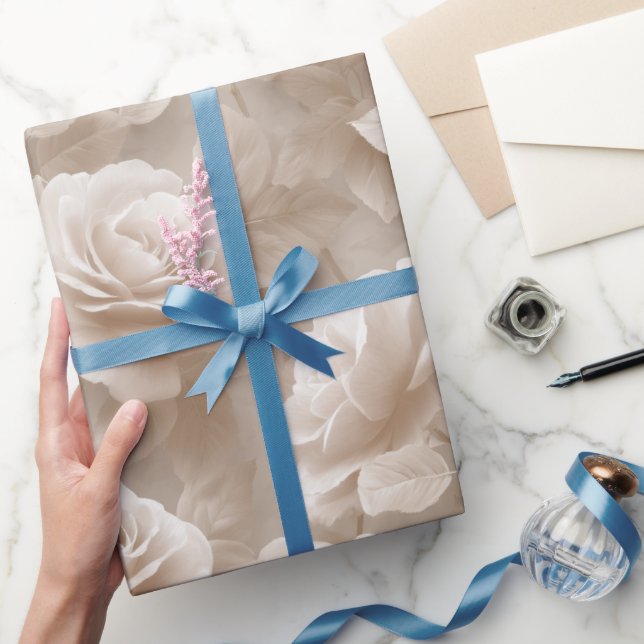 Romantisches Creme-Rose Beige Blumenmuster Geschenkpapier (Schenken)