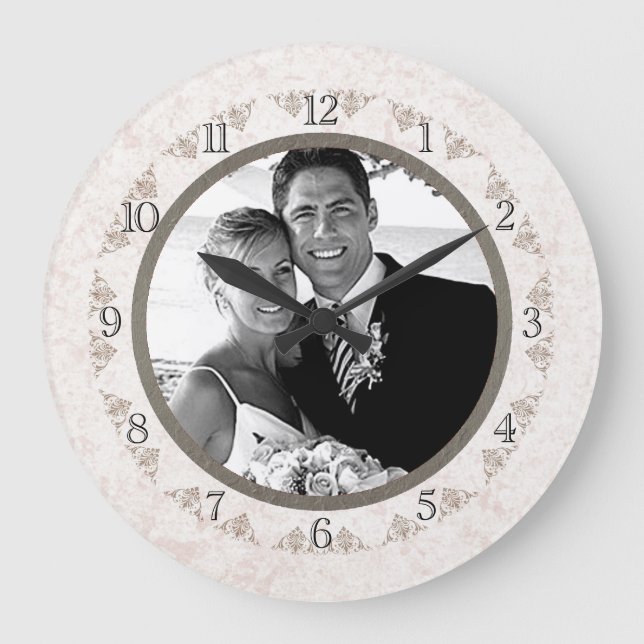 Romantisches Elfenbein-Hochzeitsskallop-Foto Große Wanduhr (Vorderseite)