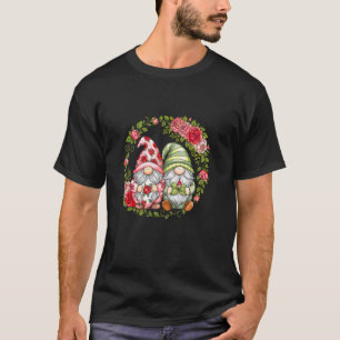 Romantisches Gnom-Paar umgeben von Rosen T-Shirt