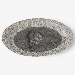 Romantisches Herz im Sand-Foto irgendein Text Pappteller