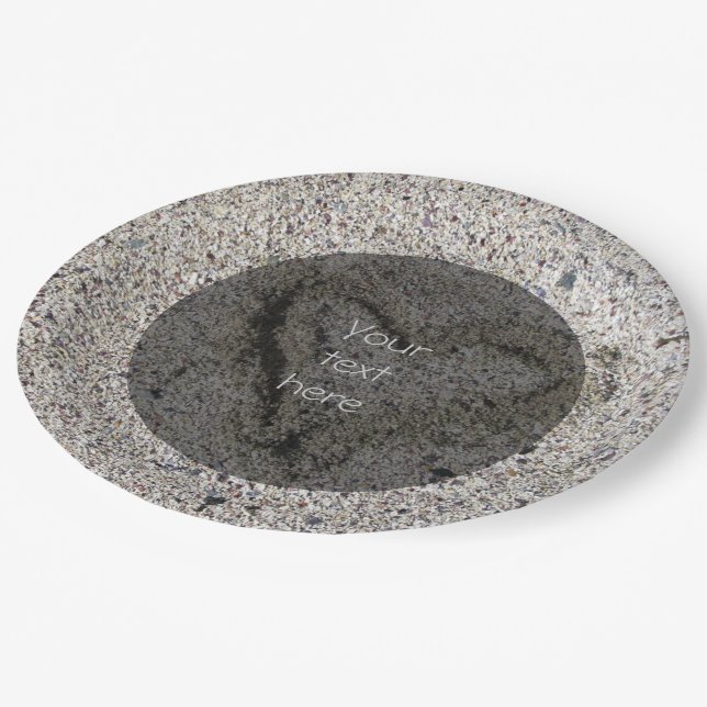 Romantisches Herz im Sand-Foto irgendein Text Pappteller (Schrägansicht)