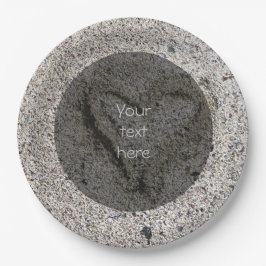 Romantisches Herz im Sand-Foto irgendein Text Pappteller