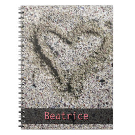 Romantisches Herz im Sand-Foto mit irgendeinem Notizblock