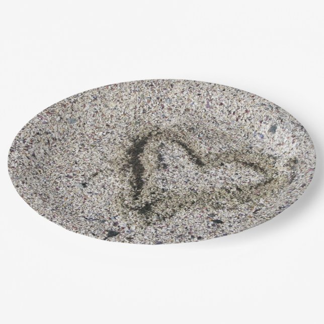 Romantisches Herz im Sand-Foto Pappteller (Schrägansicht)