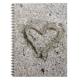 Romantisches Herz im Sand Notizblock