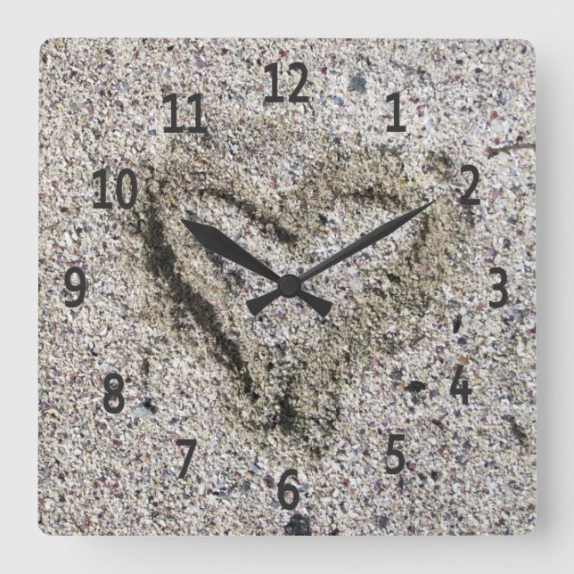 Romantisches Herz in Sand Foto Quadratische Wanduhr (Vorderseite)