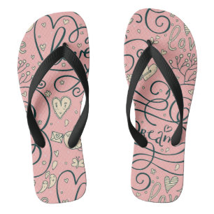 Romantisches Muster mit Herzen und Vögeln Flip Flops
