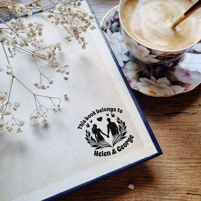 Romantisches Paar Custom Ex Libris Briefmarke mit  Gummistempel (This book belongs to - round stamp with dolding hands couple, birds, leaves and heart)