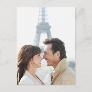 Romantisches Paar mit Eiffelturm im Postkarte