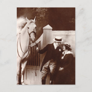 Romantisches Paar mit grauem Pferd Postkarte